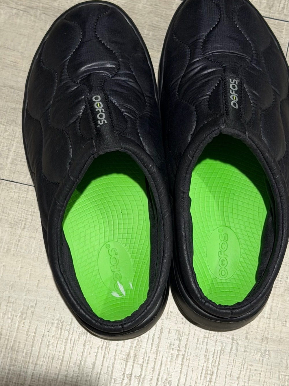 Oofos Women’s Black Slip-On Recovery Shoe with Green Insole Size 9
